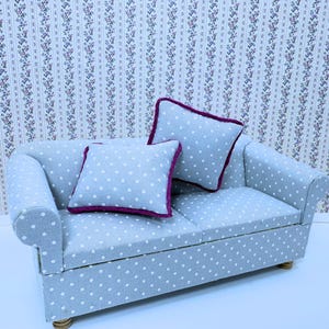Dollhouse Miniature Living Room Couch / Sofa / Settee 1:12 Scale