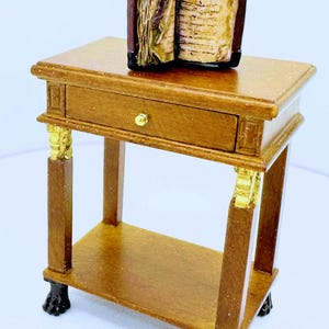 Mesita de noche estilo imperio de madera de nogal en miniatura para casa de muñecas (SOLO) Escala 1:12