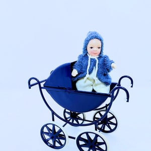 Poppenhuisminiatuur marineblauwe metalen kinderwagen/kinderwagen met babypop (ALLEEN) schaal 1:12
