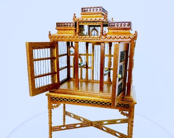 Miniatura per casa delle bambole in legno di noce, gabbia per uccelli piena di uccelli e tavolo da esposizione, scala 1:12
