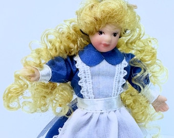Muñeca victoriana de porcelana en miniatura para casa de muñecas con cabello rubio rizado, escala 1:12