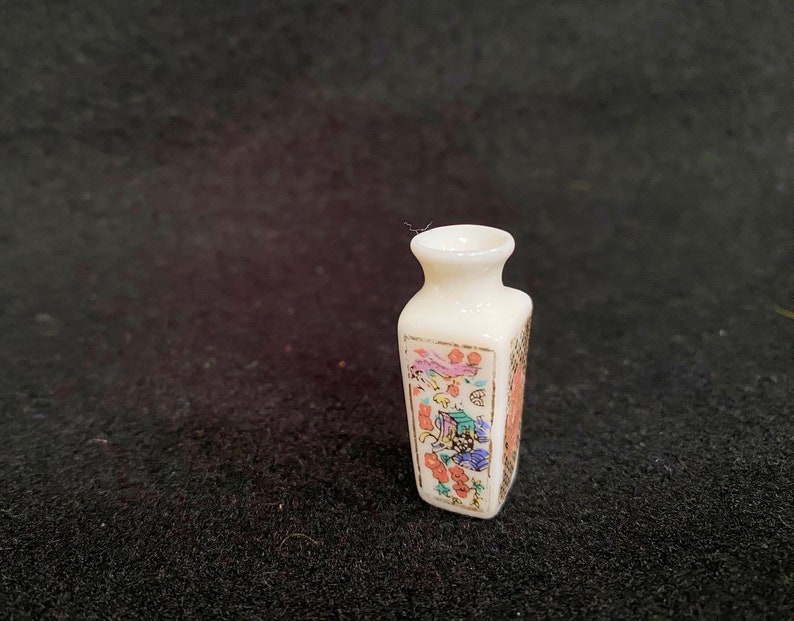Dollhouse Miniature Imari Japanese Vase 1 :12 Scale image 3