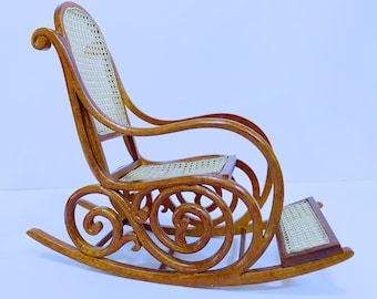 Poppenhuis miniatuur houten walnoot scroll schommelstoel schaal 1:12