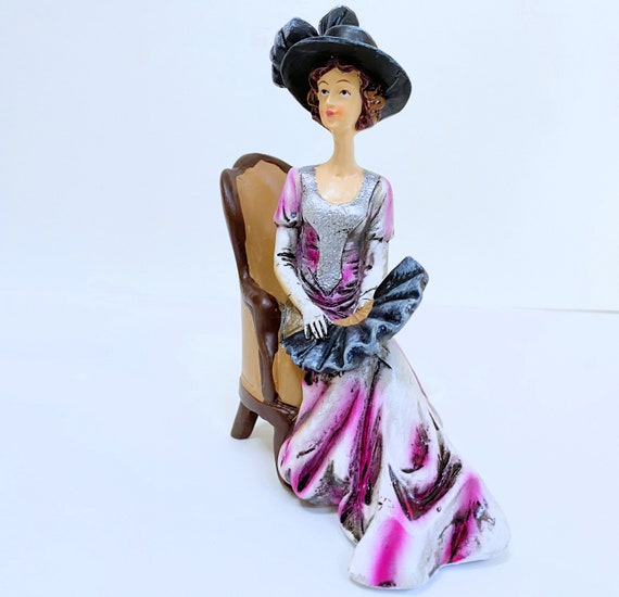 Bambola In Miniatura In Porcellana, Stile Vittoriano, Signora Con Abito Viola E Cappello, Articolata, Per Casa Delle Bambole Scala 1/12