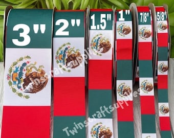 Peut inclure: Plusieurs rouleaux de ruban aux couleurs du drapeau mexicain, avec des largeurs de 7,6 cm, 5,1 cm, 3,8 cm, 2,5 cm, 2,2 cm et 1,6 cm. Le ruban présente les armoiries mexicaines sur fond blanc, avec des rayures rouges et vertes.