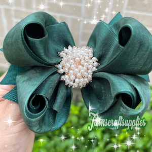 HANDMADE. Hunter Green wedding pageant hair bow . Hunter green  hair bow . Green clip bow .Forest green hair bow .green hair bow
