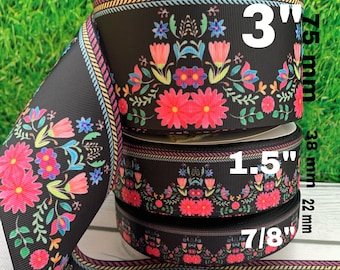 Puede incluir: Un rollo de cinta de grosgrain negra con un estampado floral colorido. La cinta está disponible en tres tamaños: 7/8 pulgadas, 1,5 pulgadas y 3 pulgadas.