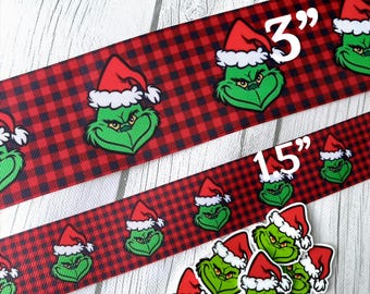 Può includere: Nastro rosso e nero a quadri di bufalo con un personaggio verde del Grinch che indossa un cappello di Babbo Natale. Il nastro è largo 3 pollici e lungo 15 pollici. Ci sono anche ritagli più piccoli del personaggio del Grinch.
