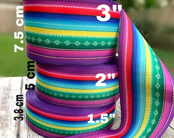 Peut inclure: Trois rouleaux de ruban rayé coloré avec un fond violet et un motif géométrique répétitif. Le ruban mesure 1,5 pouce, 2 pouces et 3 pouces de large.