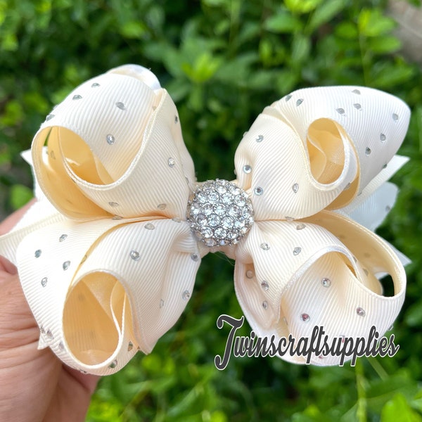 HANDMADE. Ivory  with rhinestones hair  bow. Ivory clip bow. Beige hair bow. Ivory bow. Ivory Flowers girl hair bow.