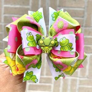 Frog hair bow. frog clip bow. frog head bow. frog bow. frog head clip . frog hair clip. HANDMADE.