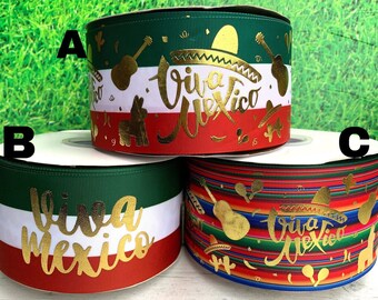 Peut inclure: Trois rouleaux de ruban vert, blanc et rouge avec des accents en feuille d'or. Le ruban présente le texte "Viva Mexico" et des images d'un sombrero, d'une guitare et de maracas.