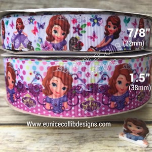 Peut inclure: Deux rouleaux de ruban blanc et rose avec un motif de personnage de princesse. Le ruban mesure 7/8 pouce (22 mm) de large et 1,5 pouce (38 mm) de large. Le ruban a un fond blanc avec des pois roses et un fond rose avec des pois blancs. Le personnage de princesse porte une robe violette et une couronne. Le ruban est parfait pour l'artisanat, les nœuds pour cheveux et autres projets.