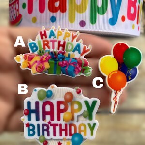 K&ouml;nnte beinhalten: Drei bunte Geburtstags-B&uuml;geleisen-Aufn&auml;her. Der erste Aufn&auml;her sagt "Happy Birthday" mit Geschenken und Kerzen. Der zweite Aufn&auml;her sagt "Happy Birthday" mit Luftballons. Der dritte Aufn&auml;her sagt "Happy Birthday" mit Luftballons und Sternen.