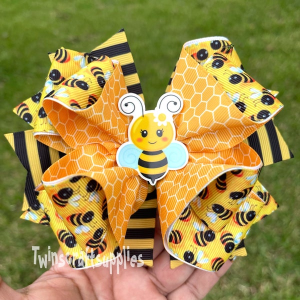 HANDMADE. Bumblebee hair bow . Bee hair bow. bee hair clip  . Bumblebee bow . Bee clip bow