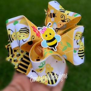 HANDMADE. Bumblebee hair bow . Bee hair bow. bee hair clip  . Bumblebee bow . Bee clip bow