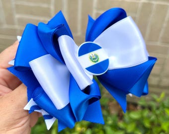 El Salvador hair bow. El Salvador clip bow . El Salvador chongo. El Salvador clip bow. El Salvador bow. El Salvador flag hair bow. HANDMADE.