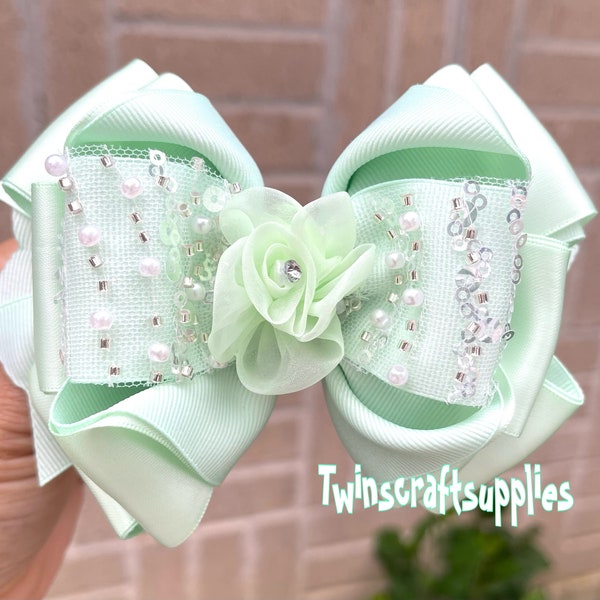 HANDMADE. Light  green Hair bow. Mint green hair bow. Green hairbow . Green pageant hair bow. Green flowers girl hair bow.