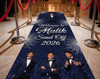 Può includere: Un tappeto per il ballo di fine anno blu navy con la scritta argentata "Welcome to Malik Send Off 2026". Il tappeto presenta uno sfondo glitterato e immagini di giovani in smoking. La parte inferiore del tappeto recita "CUSTOM PROM DECAL RUNNER".
