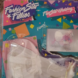 Vestido de noiva Five Star Fillies da Kenner Fashion Star - Traje de cavalo Feelin' Fancy - Novo no catálogo!