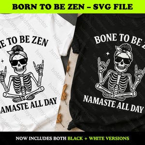 Op de afbeelding: Twee T-shirts, één witte en één zwarte, elk met een skelet met een zonnebril en een hoofdband. De tekst "BONE TO BE ZEN" en "NAMASTE ALL DAY" staan op de shirts. De afbeelding bevat ook de tekst "BORN TO BE ZEN - SVG FILE".