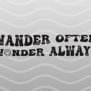 以下が含まれることがあります： 大胆なレトロフォントで「WANDER OFTEN WONDER ALWAYS」という言葉が書かれた、白黒のグラフィックデザイン。 「WONDER」の「O」の代わりに笑顔の顔があります。 背景には波模様があります。