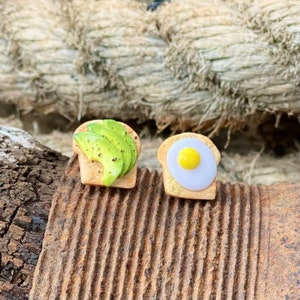 egg and avocado on toast breakfast earrings, fun polymer clay food inspired earrings, hypoallergenic surgical stainless steel stud, handmade