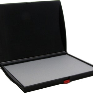 Almohadilla de sello grande, 5 x 7 pulgadas. Disponible en negro, rojo, azul o seco. Marque pegatinas, etiquetas, etiquetas, tarjetas de felicitación y otros productos de papel. Dry - No Ink