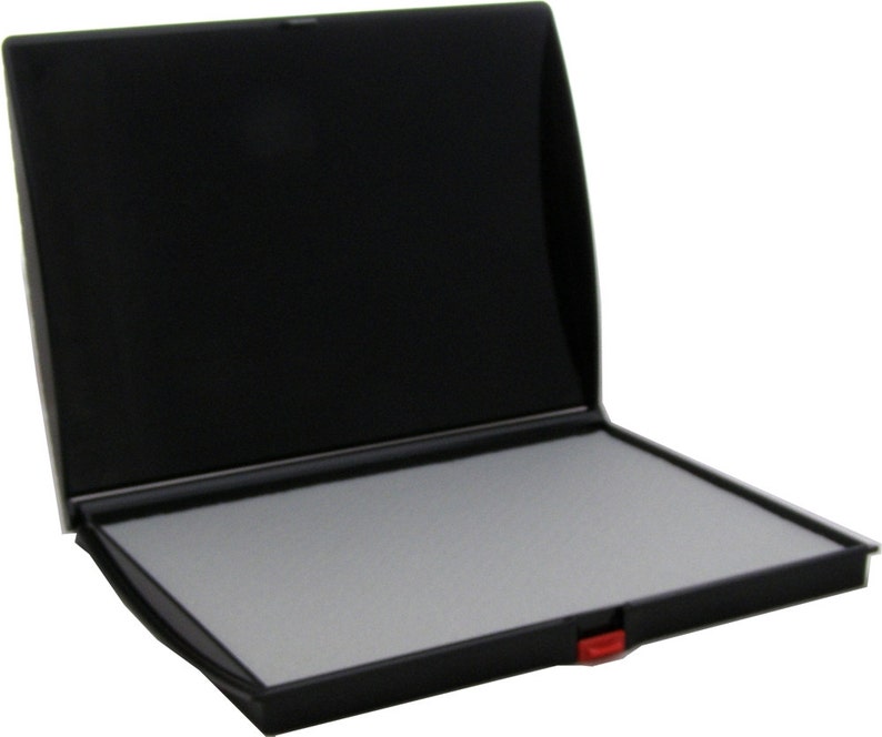 Almohadilla de sello grande, 5 x 7 pulgadas. Disponible en negro, rojo, azul o seco. Marque pegatinas, etiquetas, etiquetas, tarjetas de felicitación y otros productos de papel. Dry - No Ink