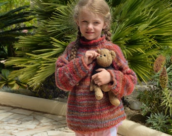 circa 8 anni, bambina con maglione di lana colorato. Lana vergine Merino/Alpaca, lavorata a mano