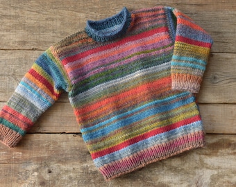 environ 5 ans, pull en laine à rayures colorées, tricoté à la main