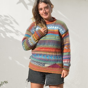 Op de afbeelding: Een kleurrijke gestreepte trui met een geometrisch patroon. De trui is gemaakt van een zachte, gebreide stof en heeft een ontspannen pasvorm.