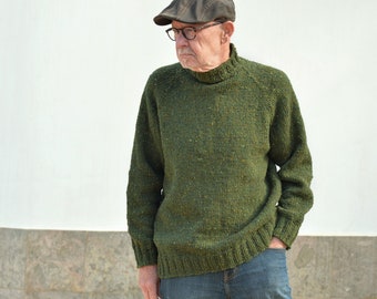 Pull en laine tweed vert, tricoté main. Taille homme S+