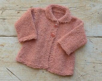 Handgestrickte Jacke tonrot, Baby 6-9 Monate