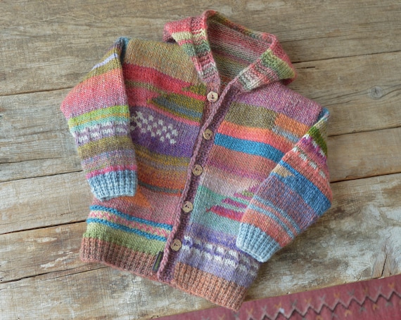 Chaqueta de lana de colores con capucha Tejido