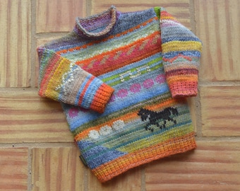 aproximadamente 5 años. Jersey colorido para niña con caballos, tejido a mano