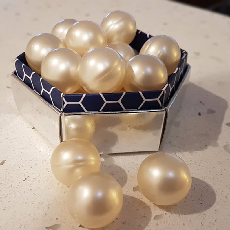 Pearly White Circular 3.9g Bath Oil Beads Vanilla Fragrance Bath Pearls