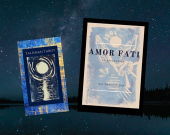 Könnte beinhalten: Zwei Bücher mit blauen und goldenen Einbänden. Das Buch links trägt den Titel "Talisman Tarot". Das Buch rechts trägt den Titel "Amor Fati On Divination" von Oli Thassinos.