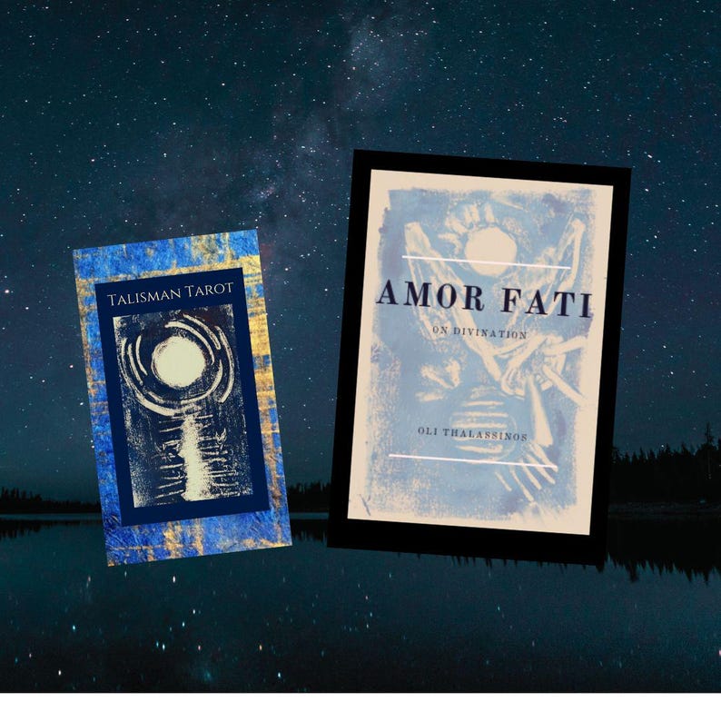 Peut inclure: Deux livres avec des couvertures bleues et dor&eacute;es. Le livre de gauche est intitul&eacute; "Talisman Tarot". Le livre de droite est intitul&eacute; "Amor Fati On Divination" par Oli Thassinos.