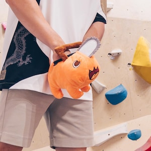 Sac de craie Pochita, cadeau d'escalade fait main amusant, inspiré des dessins animés, sac de craie unique pour les grimpeurs, sac de craie en peluche, cadeaux uniques d'escalade