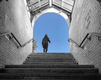 Ciel bleu depuis le passage souterrain de Faversham, 2024. Impression d'art photographique de qualité archive (sans cadre)