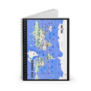 Op de afbeelding: Een spiraalgebonden notitieboek met een zwarte omslag en een wereldkaart die de ITU-zones laat zien. De kaart is blauw met witte lijnen en nummers. De omslag heeft de tekst "ITU ZONES" in witte letters.