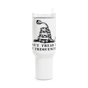 Puede incluir: Taza de viaje de acero inoxidable blanca con una imagen en blanco y negro de una serpiente con el texto "Don't Tread On My Frequencies".