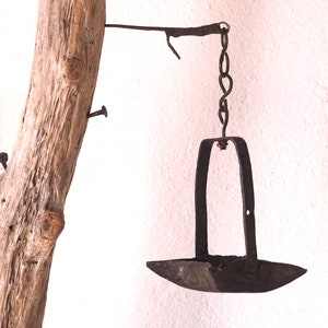 Antieke gesmede ijzeren olielamp. Berber, Marokko. Etnografisch, tribaal