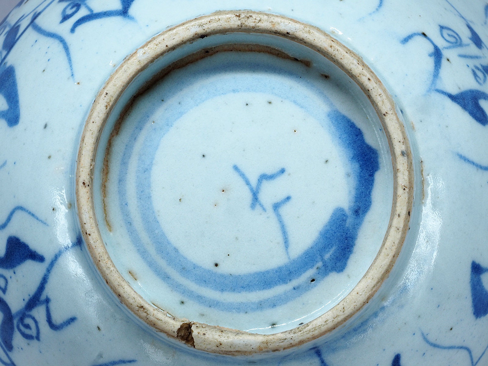 アンティークの青白磁ボウル。直径14cm。清代（17～19世紀）、中国