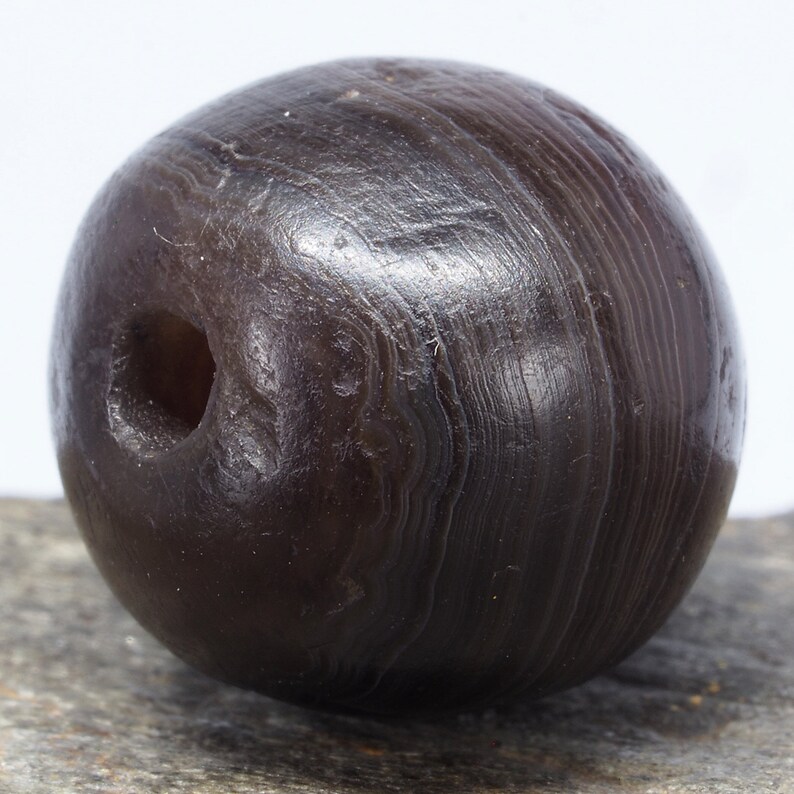 \u00f8 15 mm Ancient Indo-Tibetan suleimani bhaisajyaguru banded agate stone bead Asia
