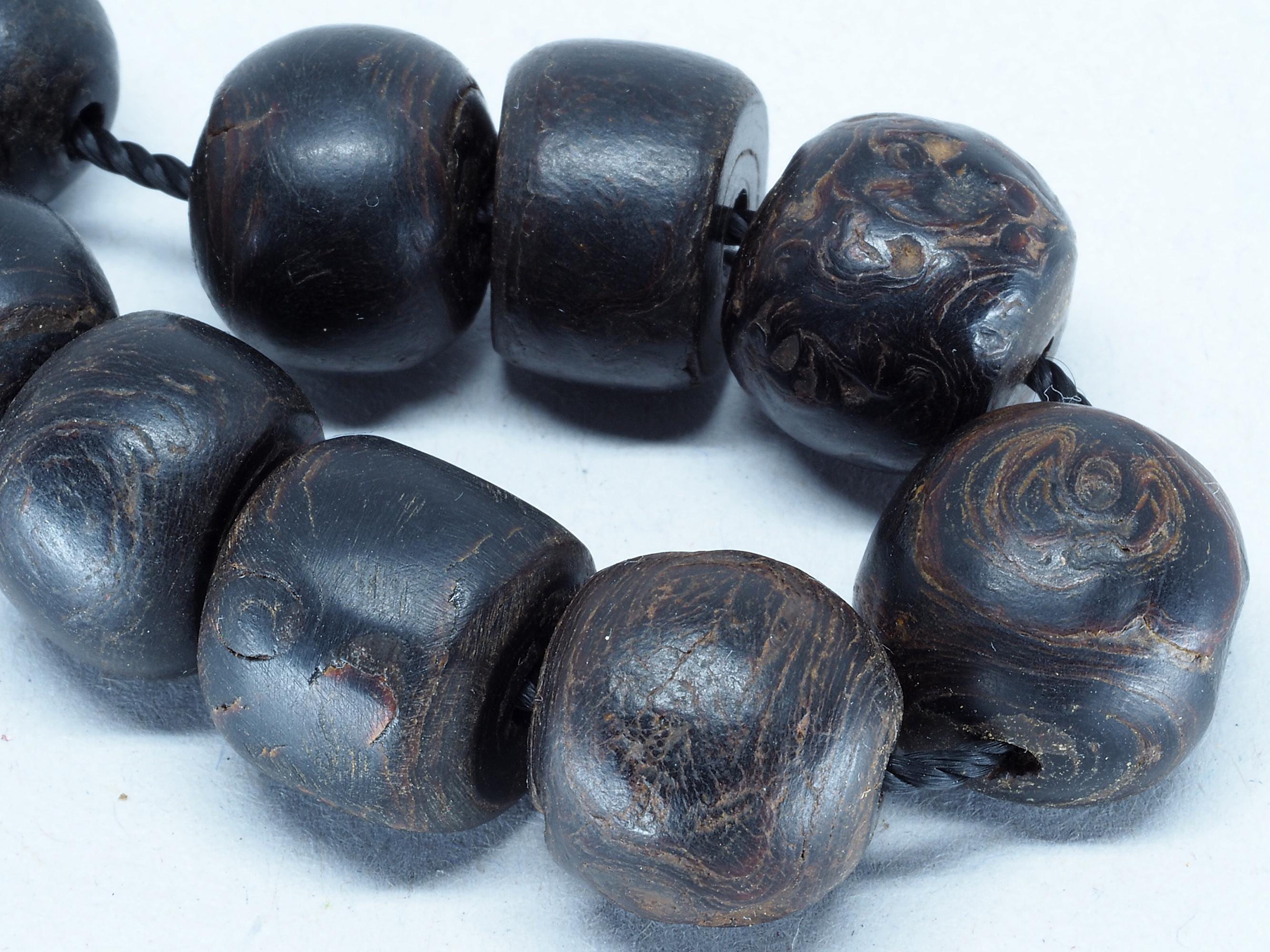 Tira de cuentas antiguas de coral negro yusr. 20 cm. Yemen. Joyería tribal y étnica.