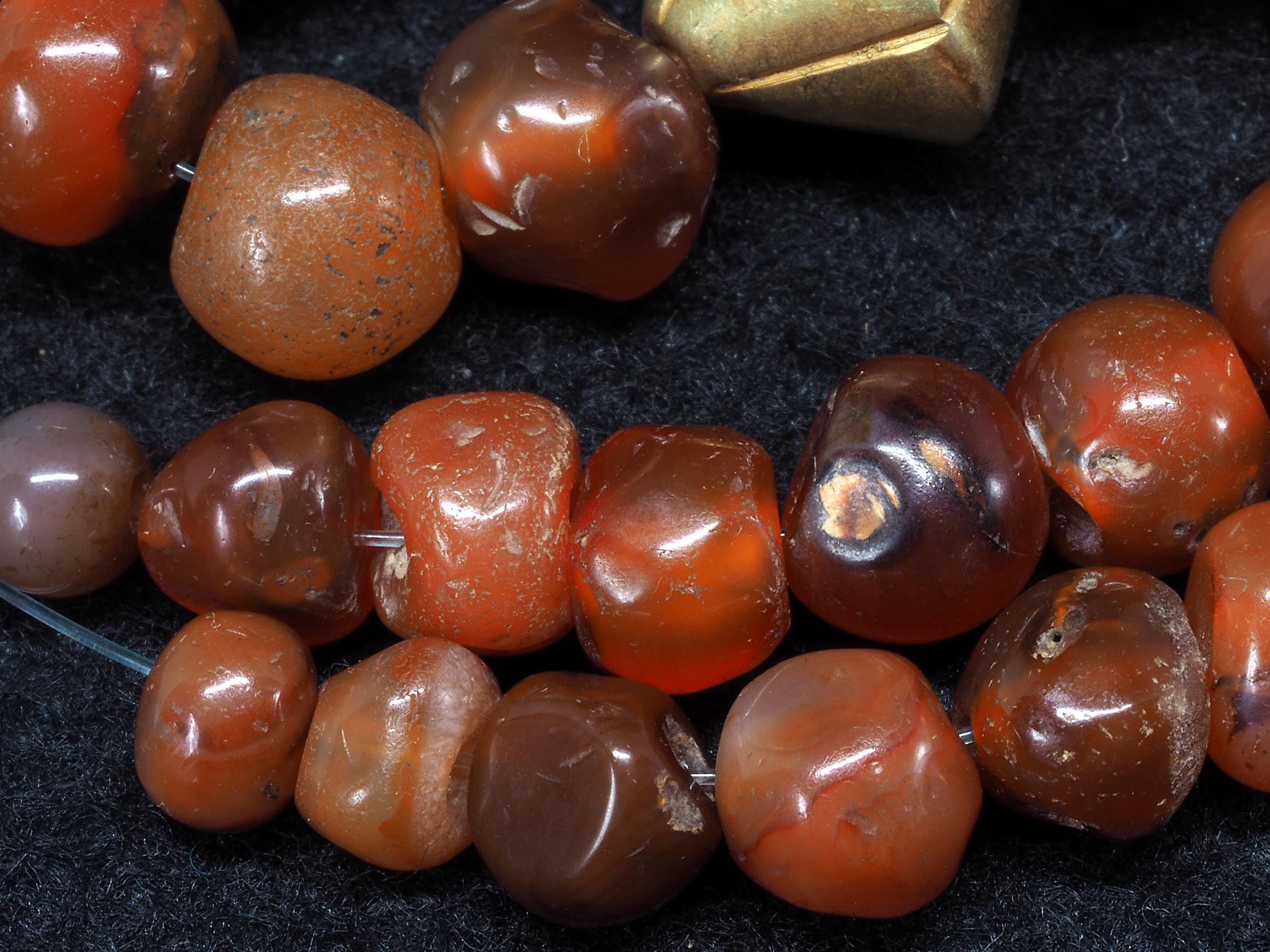 アンティークカーネリアンビーズ アンティークの縞模様の瑪瑙カーネリアンビーズ数珠、カンボジア