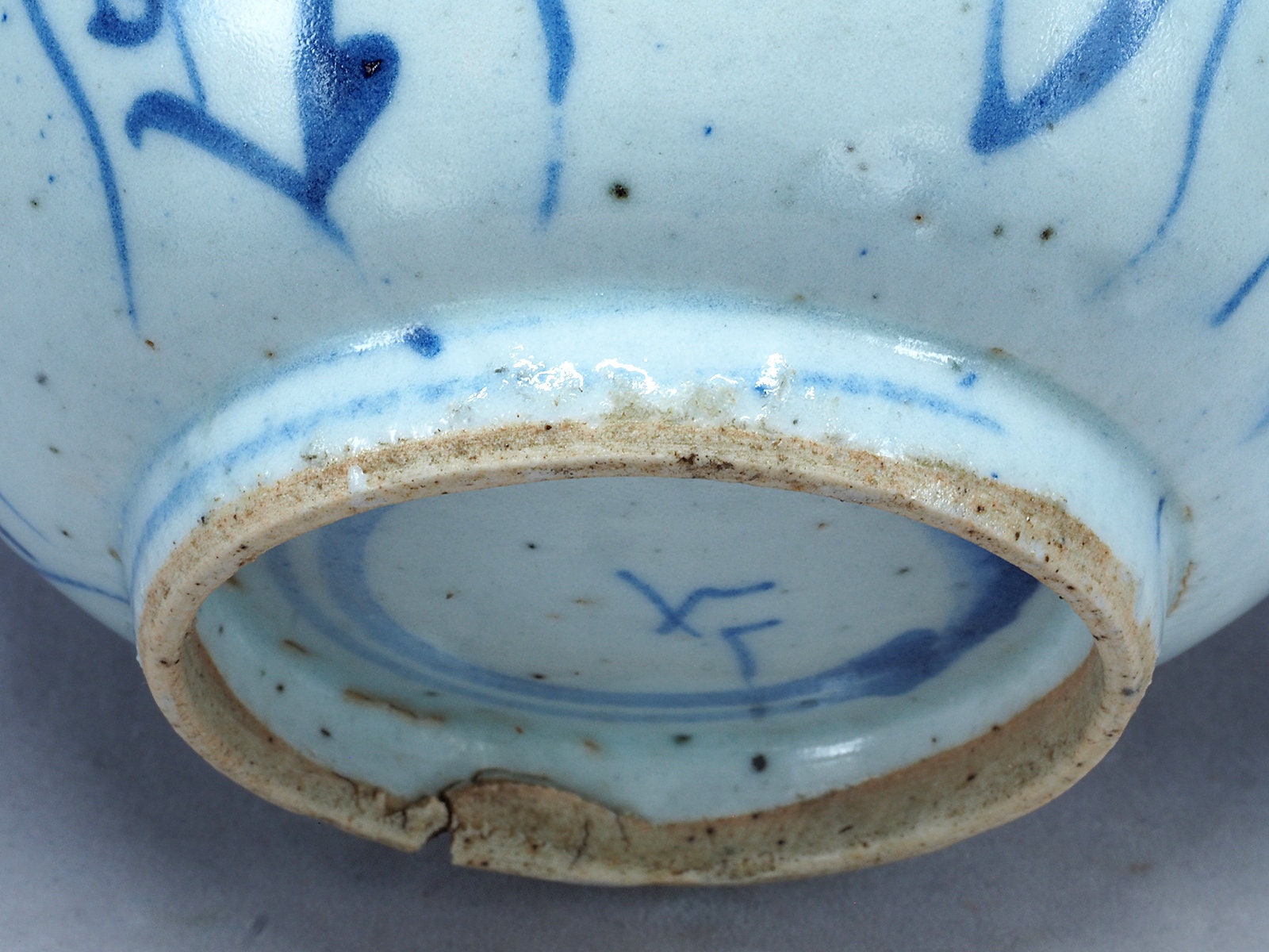 アンティークの青白磁ボウル。直径14cm。清代（17～19世紀）、中国