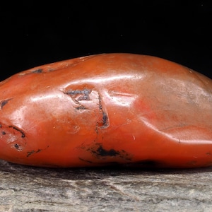 Peut inclure: Ensemble de trois tasses en céramique avec une finition mate et mouchetée. Les tasses sont de couleur crème, gris clair et gris foncé. Chaque tasse a un design simple et minimaliste avec une anse arrondie.